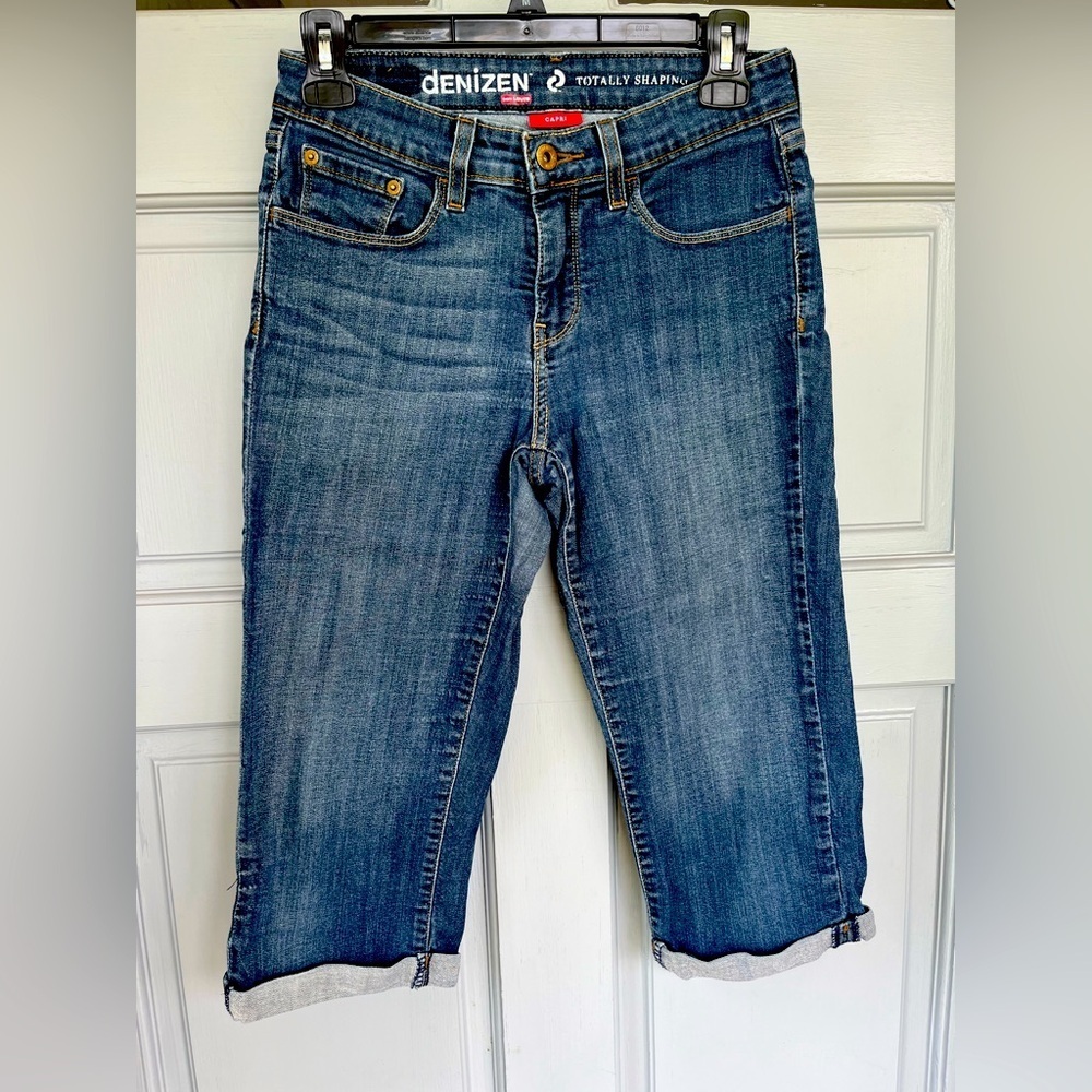 Denizen from Levi's Totally Shaping Capris Blue Jean Capri, Misses Size 4 - Picture 1 of 12